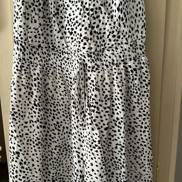 White/black animal print faux wrap V bodice elastic tie waist lined romper. Med - Picture 4 of 8